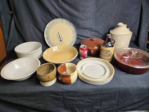 lot 103 image: Vintage Pottery Bowls and Dishes