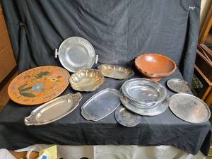 lot 113 image: Vintage Serving Platters and Bowls