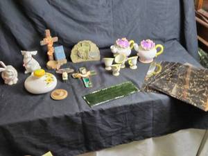 lot 117 image: Decorative Collectibles, Figurines, and Crosses
