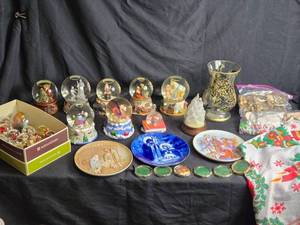 lot 118 image: Decorative Snow Globes (Some Musical) and Holiday Decor Items - Some of the Small Ones the Water is Gone