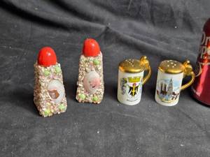 lot 133 image: Vintage Collectible Salt and Pepper Shakers