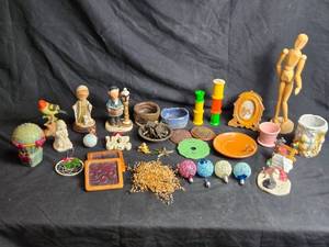 lot 143 image: Mixed Lot of Decorative Collectibles and Figures