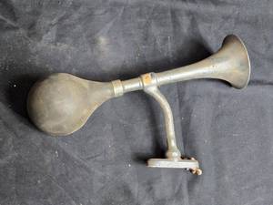 lot 153 image: Vintage Yoders Super Goose Horn - Brass Trumpet Style Bicycle Horn