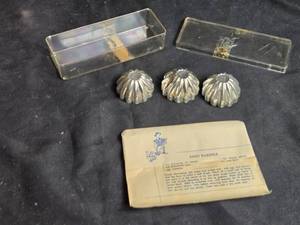 lot 158 image: Vintage Swedish Sand Bakkels Set with Original Recipe Card