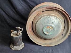 lot 166 image: Antique White MFG Hot Blast Oil Burner and Vintage Hubcap