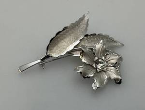 lot 160 image: Vintage Sterling Flower Upright Pin