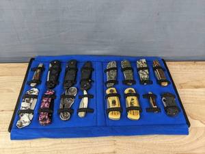 lot 32 image: Assortment of 16 Knives with Case K