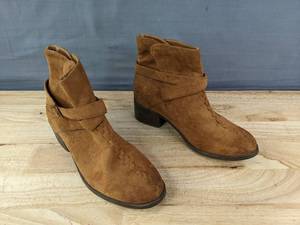 lot 203 image: Billabong Ares Short-Heeled Bootie Womens Size 10 E