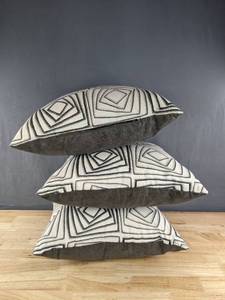 lot 208 image: 3 Decorative Throw Pillows 17x17 E
