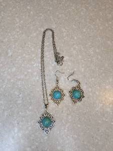 lot 468 image: New Turquois Necklace And Earrings Diamond Shape Silvery P
