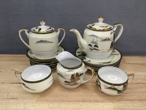 lot 23 image: Hayasi Kutani Fine China 16 Piece Dishware Set K
