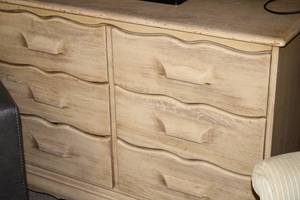 lot 3 image: Vintage Cream Finish 6-Drawer Dresser