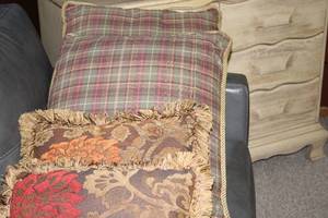 lot 5 image: Set of 2 Decorative Throw Pillows with Fringed Edges