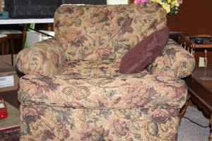 lot 9 image: Vintage Floral Pattern Armchair with Accent Pillow