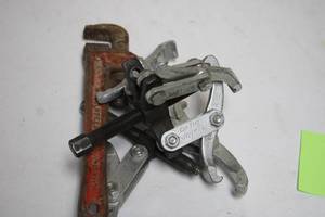 lot 15 image: Used 3-Piece Tool Set Adjustable Wrench and Puller