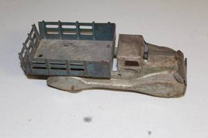 lot 29 image: Vintage Die-Cast Toy Truck with Removable Flatbed