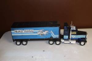 lot 31 image: Vintage Diecast Model Truck and Trailer - Silver Knight