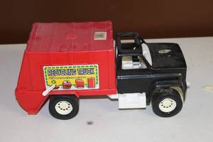 lot 73 image: Vintage Recycling Truck Toy with Removable Container