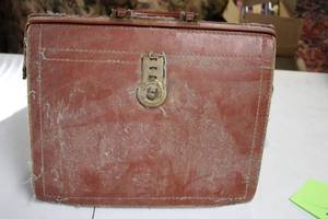 lot 44 image: Vintage Red Leather Briefcase with Handle - Used Condition
