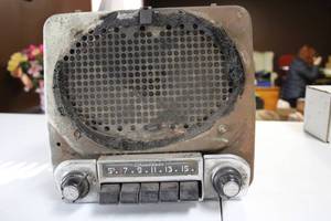lot 51 image: Vintage Christian AM Radio in Distressed Condition