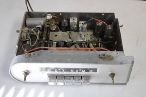 lot 52 image: Vintage Tube Radio with Vacuum Tubes and Mechanical Tuning
