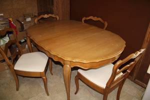 lot 71 image: Vintage Oak Dining Table with 4 Chairs