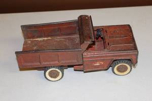 lot 75 image: Vintage Steel Dump Truck Toy with Removable Bed