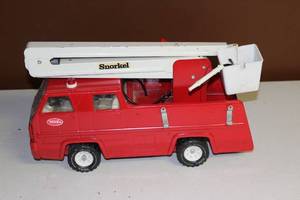 lot 81 image: Vintage Tomy Snorkel Fire Truck Toy with Extendable Ladder