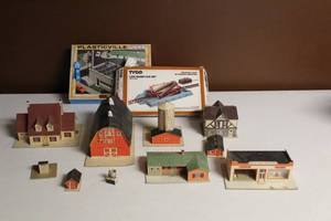 lot 83 image: Lot of Plasticville and Tyco HO Gauge Model Train Buildings and Accessories