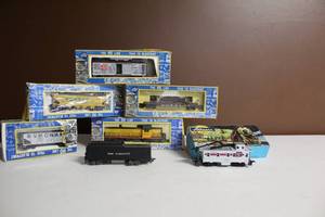 lot 84 image: Collection of 8 HO Scale Model Trains with Original Boxes
