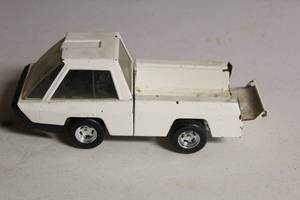 lot 86 image: Vintage White Pickup Toy Truck Model with Chrome Wheels