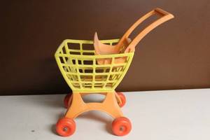 lot 88 image: Vintage Plastic Shopping Cart Toy with Removable Handle