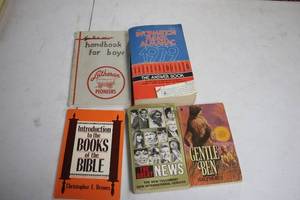 lot 98 image: Collection of 5 Vintage Books Including Bible Introduction and Gentle Ben
