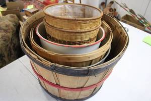 lot 104 image: Set of 5 Assorted Vintage Baskets and Buckets