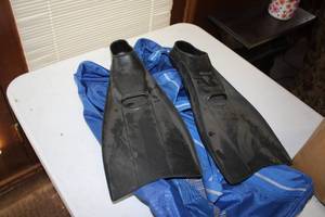lot 117 image: Used Pair of Mares Balearic Swimming Fins with Blue Bag