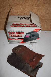 lot 154 image: Western Safety Auto-Darkening Welding Helmet with Gloves