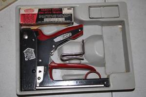 lot 180 image: Craftsman Heavy Duty Stapler with 1000 Staple Pack