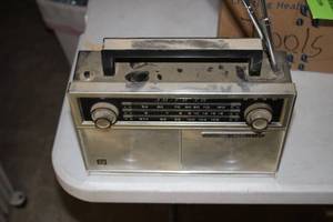 lot 200 image: Vintage AMFMSW Transistor Radio by Bard