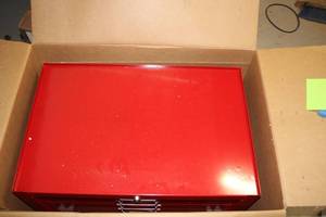 lot 203 image: Huot Red Steel Tool Storage Chest with 5 Drawers