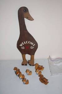 lot 427 image: Wooden Duck Welcome Sign and 7 Decorative Duck Figurines