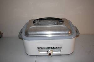 lot 446 image: Vintage Electric Roaster Oven by Westinghouse