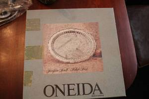 lot 452 image: Oneida Georgian Scroll Relish Dish