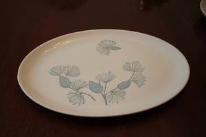 lot 462 image: Vintage Decorative Serving Platter with Pine Cone Design