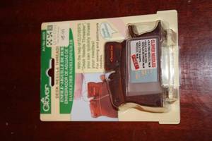 lot 465 image: Clover Desk Needle Threader - Ideal for Sewing and Patchwork