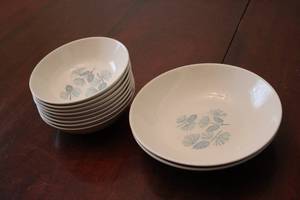 lot 473 image: Set of 8 Vintage Glossy Ceramic Bowls with Pine Cone Design