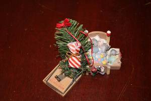 lot 478 image: Vintage Mouse Family Figurine with Holiday Decorations