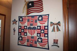 lot 504 image: Patriotic Quilt and Decorative Wall Hangings Set