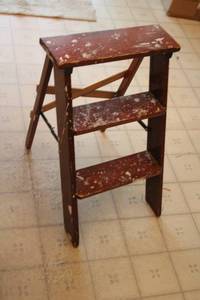 lot 517 image: Vintage Wooden Step Stool with Three Tiers