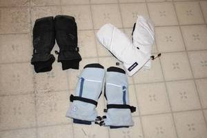 lot 518 image: Lot of 3 Pairs of Winter Mittens - Lands End and Other Brands