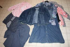 lot 521 image: Lot of 7 Womens Tops and Dresses - Various Styles and Sizes